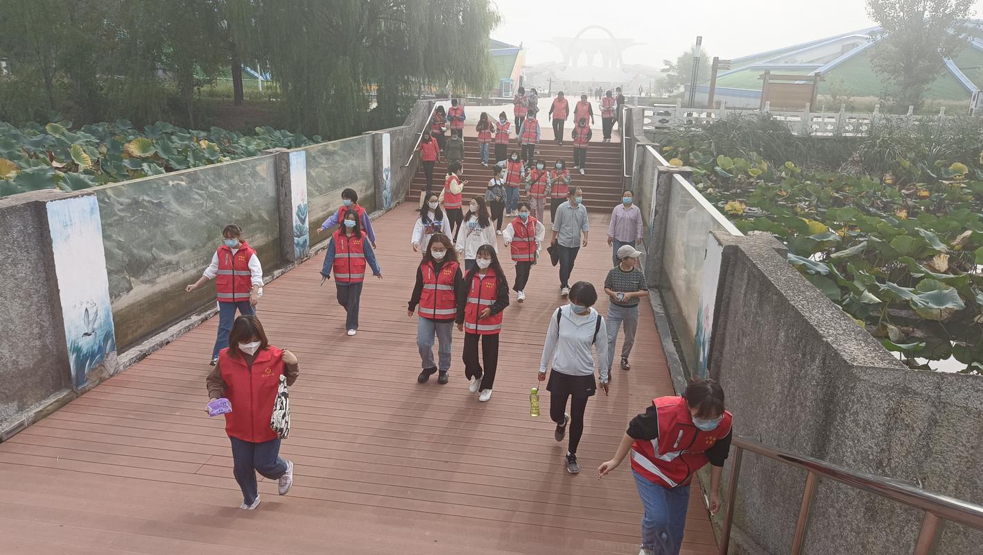 衡水好人网倡导文明旅游志愿服务国庆节里的亮丽风景
